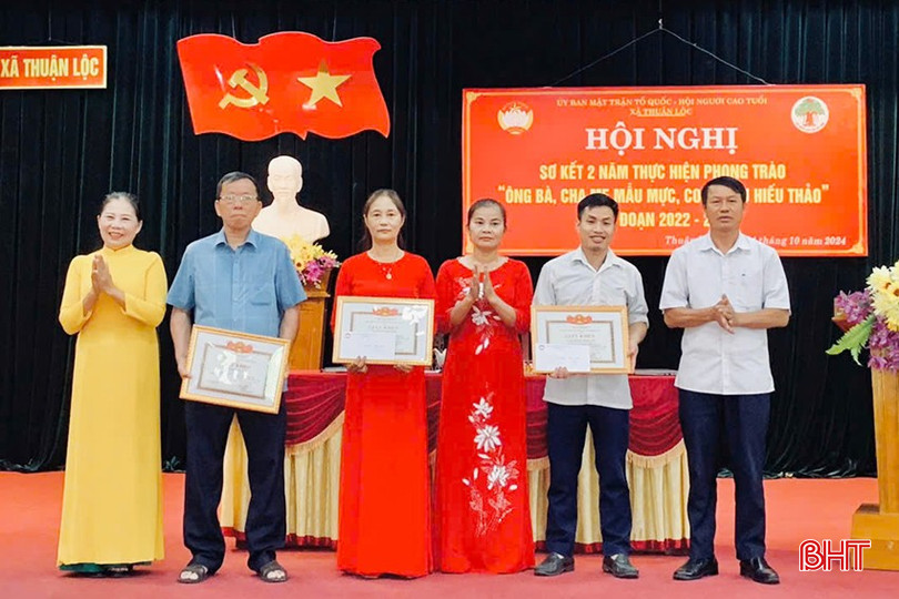 Xã Thuận Lộc khen thưởng các gia đình tiêu biểu trong phong trào "Ông bà, cha mẹ mẫu mực, con cháu thảo hiền" giai đoạn 2022 - 2024. bqbht_br_dt-z6002309603816-1fe7afed8fe47ee93c23c5fb34d55633.jpg
