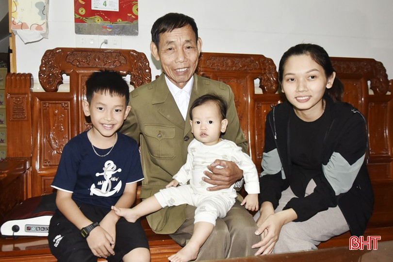 Ông Phạm Văn Lương ở thôn Thuận Trung, xã Thuận Lộc hằng ngày sống vui vẻ bên cháu, chắt dưới một mái nhà. bqbht_br_dt-dsc4577.jpg