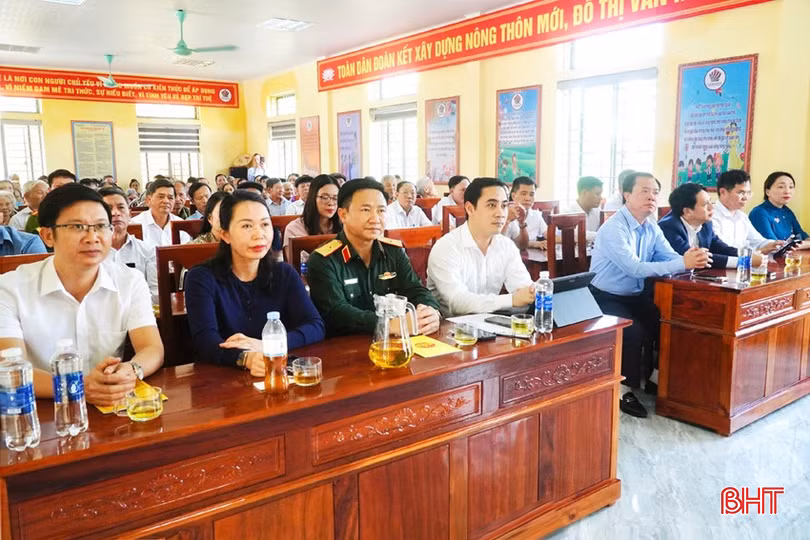 Đại biểu dự ngày hội.