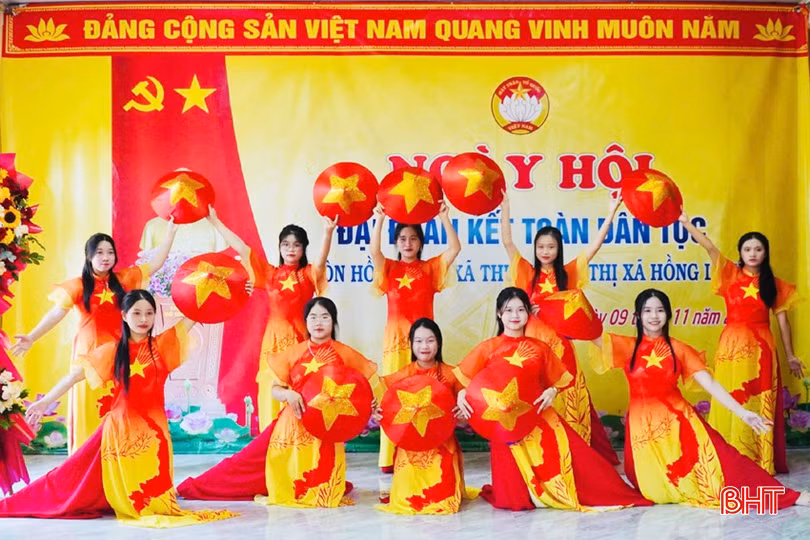 Tiết mục văn nghệ chào mừng ngày hội do cán bộ, Nhân dân thôn Hồng Lam biểu diễn.