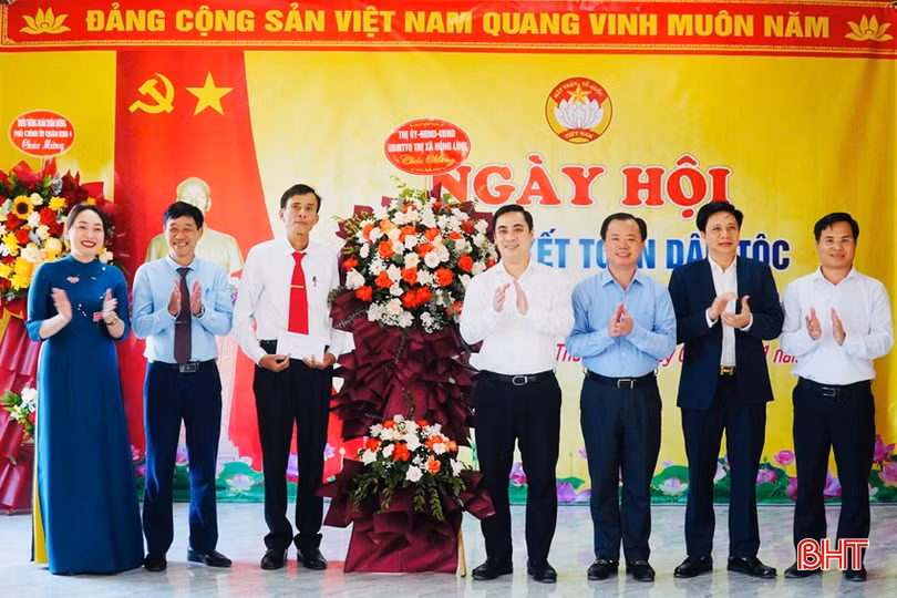 ... và lãnh đạo TX Hồng Lĩnh tặng quà chúc mừng cán bộ, Nhân dân thôn Hồng Lam.