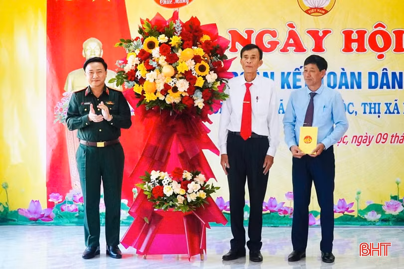 Thiếu tướng Đoàn Xuân Bường – Phó Chính uỷ Quân khu 4....