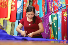Giữ lửa nghề may áo dài truyền thống giữa lòng Thành Sen
