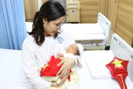 Bé gái chào đời từ phôi thai đông lạnh hơn một thập kỷ