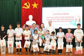Gần 60 phần quà trao tặng trẻ em gặp hoàn cảnh khó khăn