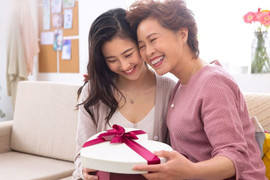 Quà 20/10 cho mẹ chồng: Tinh tế để chiếm trọn cảm tình