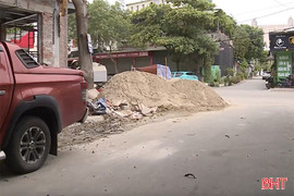 Vỉa hè, lòng lề đường thành bãi tập kết vật liệu xây dựng