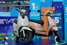 Loạt xe máy điện chạy 200 km mới phải cắm sạc