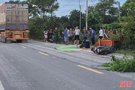 Va chạm xe đầu kéo, người phụ nữ đi xe máy tử vong