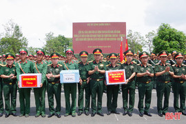 Cổ vũ, động viên LLVT Quân khu 4 tham gia diễu binh, diễu hành dịp 2/9