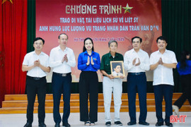 Lãnh đạo tỉnh trao di vật, tài liệu lịch sử cho thân nhân liệt sỹ