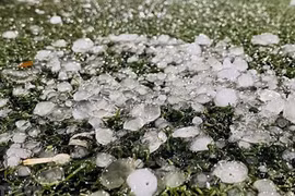 Mưa đá kèm dông lốc khiến 10 người thương vong, 5.400 nhà tốc mái, sập đổ