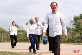 Những người lặng lẽ chăm nom gần 1.200 ngôi mộ vô chủ 