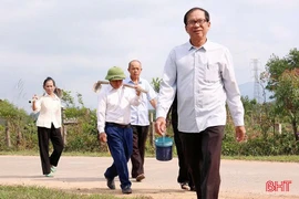 Những người lặng lẽ chăm nom gần 1.200 ngôi mộ vô chủ 