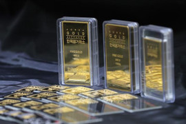 Vàng thế giới mất mốc 5.000 USD/ounce