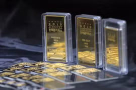 Vàng thế giới mất mốc 5.000 USD/ounce