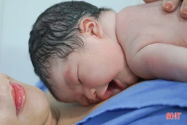 Từ 1/7, mẹ sinh con thứ 2 có thể nghỉ 7 tháng, cha thêm ngày chăm con