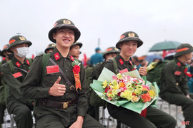 Sáng nay, 1.690 tân binh Hà Tĩnh lên đường tòng quân