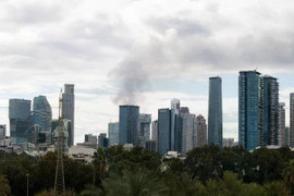 Iran phóng hơn 200 tên lửa đáp trả Israel