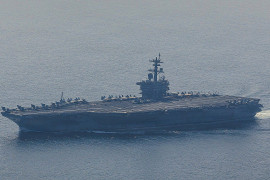 Iran phóng loạt tên lửa đạn đạo "nhằm vào tàu sân bay Mỹ"