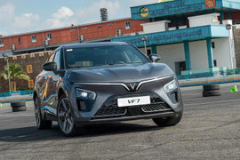 Vingroup ưu đãi đổi xe xăng sang xe điện, Xanh SM giảm cước hỗ trợ khách hàng