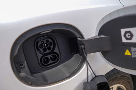 Có nên bật điều hòa khi sạc xe điện?