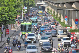 Lái xe nên làm gì để giữ an toàn khi tắc đường?
