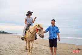 Du khách thích thú cưỡi ngựa, ngắm biển ở Hà Tĩnh