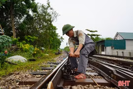 Lặng thầm nghề "đi trước" những chuyến tàu
