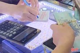 Cửa hàng vàng ‘ngại’ chuyển khoản, khách hàng chịu thêm phí lạ