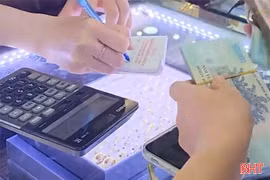 Cửa hàng vàng ‘ngại’ chuyển khoản, khách hàng chịu thêm phí lạ