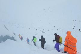 Hàng trăm người vẫn mắc kẹt trên Everest trong bão tuyết