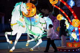 Không khí chuẩn bị đón Tết Bính Ngọ trên thế giới