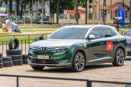 Chốt VinFast VF 8 đầu năm du xuân, khách hàng “rinh” thêm xe 2 bánh