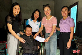 Hội Phụ nữ Hà Tĩnh tại Đức trao 27 suất quà cho người nghèo ở quê hương