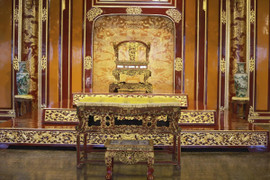 Hai bảo vệ khu vực trưng bày ngai vàng triều Nguyễn bị thôi việc
