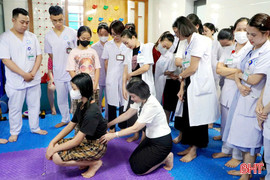 Chuyên gia Bệnh viện Nhi Trung ương chuyển giao kỹ thuật phục hồi chức năng
