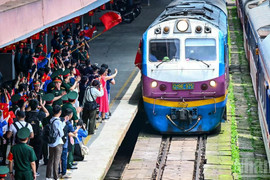 Niềm vui trên những đoàn tàu đặc biệt chở cán bộ, chiến sĩ ra Hà Nội làm nhiệm vụ A80