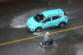 Quy tắc khi lái xe gặp mưa to bất chợt
