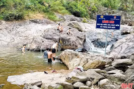 Bất chấp cảnh báo đuối nước, nhiều trẻ em vẫn tắm ở hồ Khe Xai