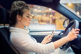 Vấn nạn lướt TikTok khi đang lái xe