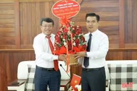 Lãnh đạo Hà Tĩnh chúc Tết Đảng bộ, chính quyền và Nhân dân tỉnh Khăm Muồn