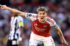 Arsenal chiếm lại ngôi đầu Premier League