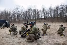 Ukraine ký luật mới cho binh sĩ là tù nhân tình nguyện nhập ngũ