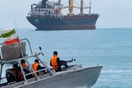 Mỹ tuyên bố kiểm soát hoàn toàn Hormuz, Iran cảnh báo trả giá đắt