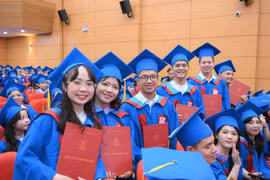 Một trường đại học có 56 thí sinh 30 điểm, trong đó 55 em cùng vào 1 ngành