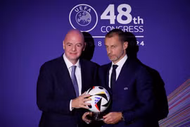 UEFA dọa phế truất Chủ tịch FIFA Gianni Infantino