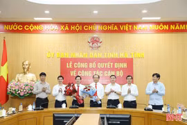 UBND tỉnh Hà Tĩnh tổ chức lễ công bố các quyết định về công tác cán bộ 