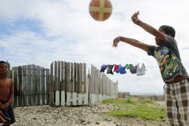 Quốc gia đầu tiên phát tiền cho toàn dân đi chợ