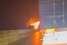 Ô tô khách bốc cháy trên cao tốc Bắc - Nam giữa đêm khuya